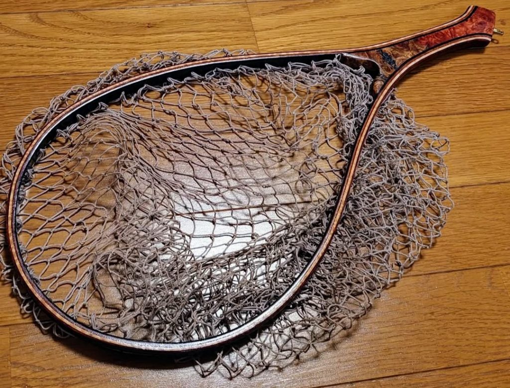 源流域など、深山幽谷の場所は、雷が発生することが多いため、ランディングネットは絶縁材料で作られたもの(木材)を使いたい。高級品は職人の手造りで、美術工芸品といえるような美しい逸品が多い。