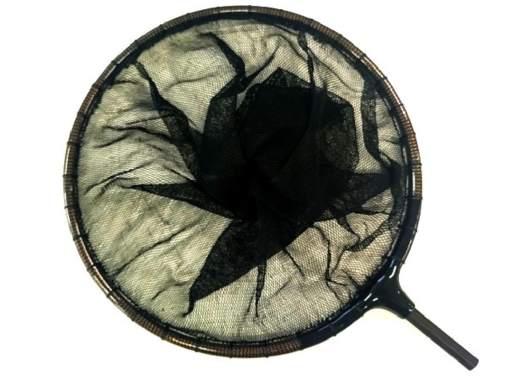 ヘラブナ釣りは原則座って行う釣りなので、ランディングネットも特殊な専用品を使う。