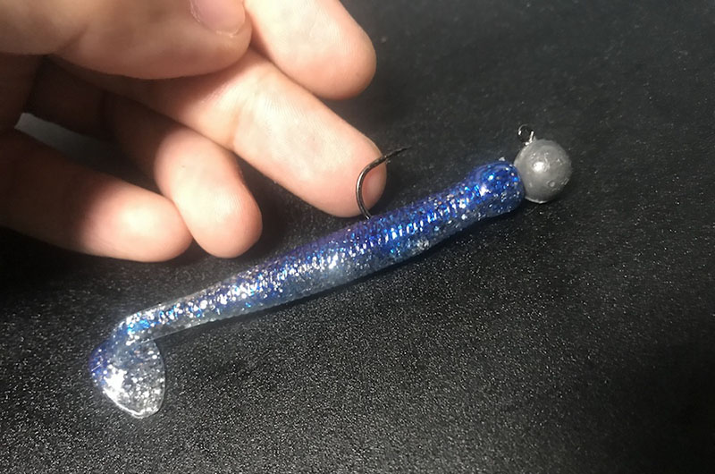 ジグヘッドをワームに装着した後
