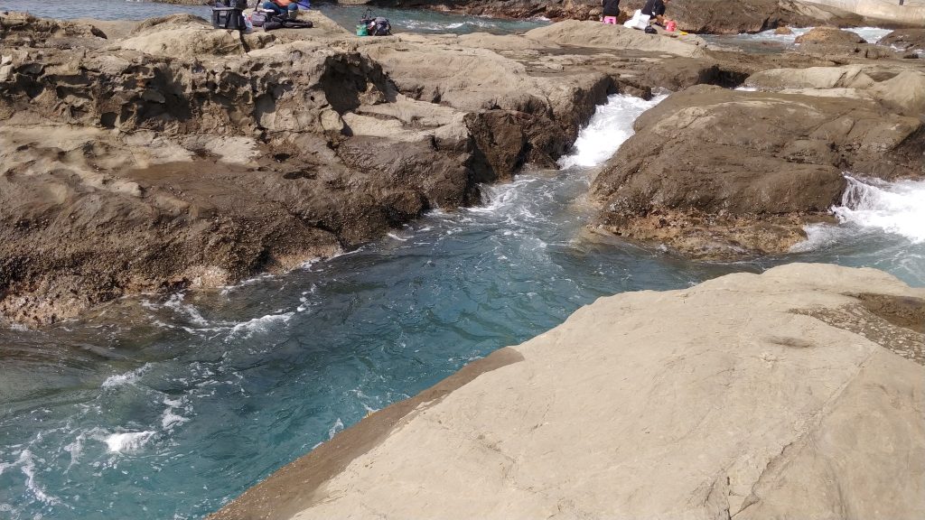 地磯では、岩と岩の間に潮が流れ込む狭い場所が穴釣りの好ポイント。
