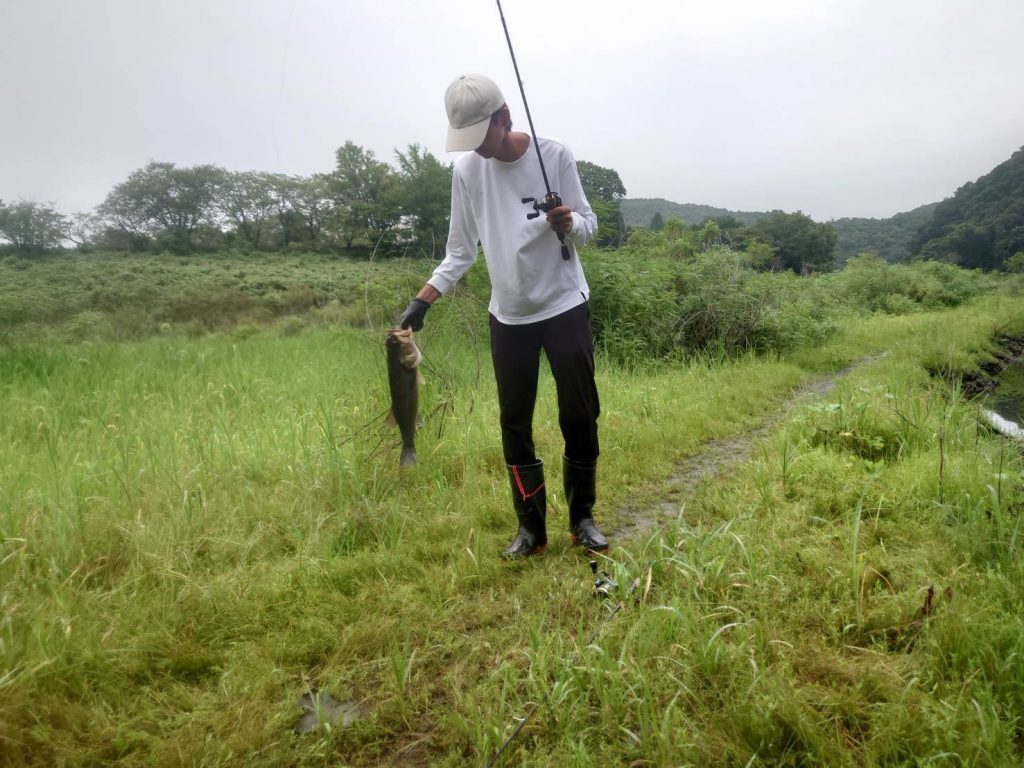 釣り人とバス