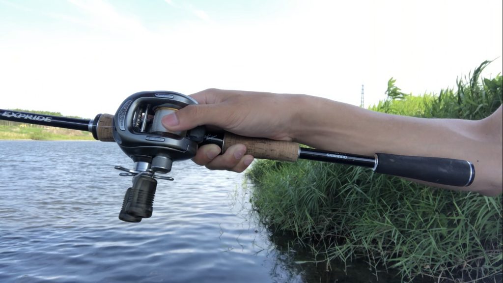 ルアーの着水と同時にスプールを抑えた時の写真