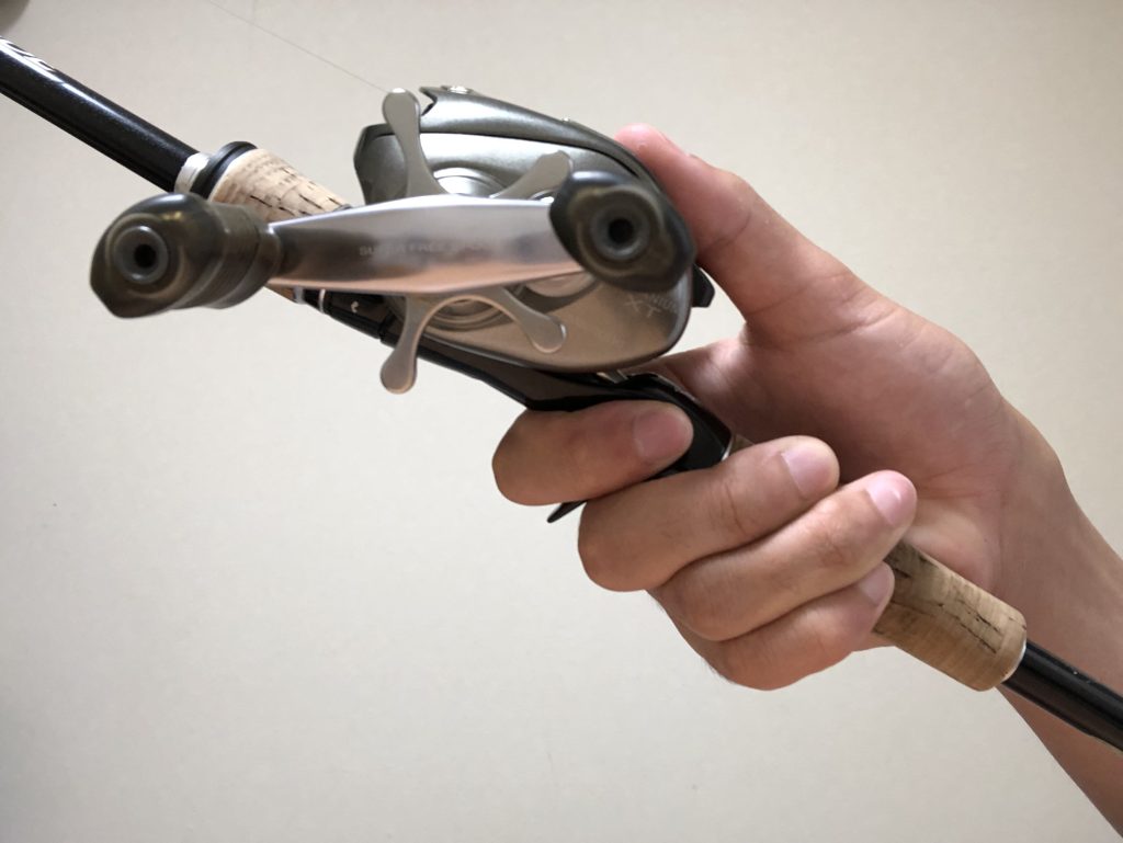 ベイトリールをワンフィンガーグリップで持った写真