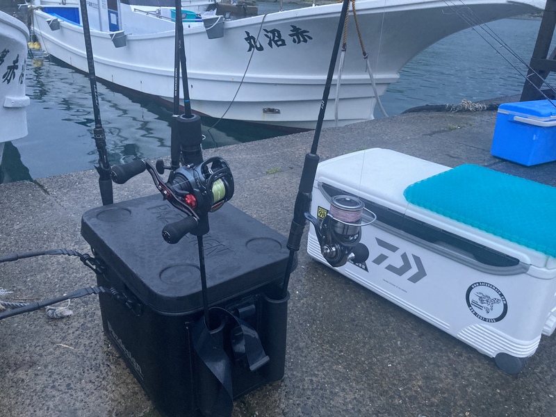 ボートロック用のタックルが港に置かれている