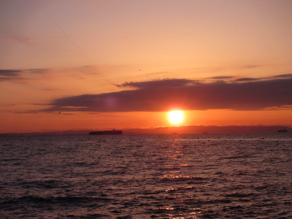 夜明けの東京湾