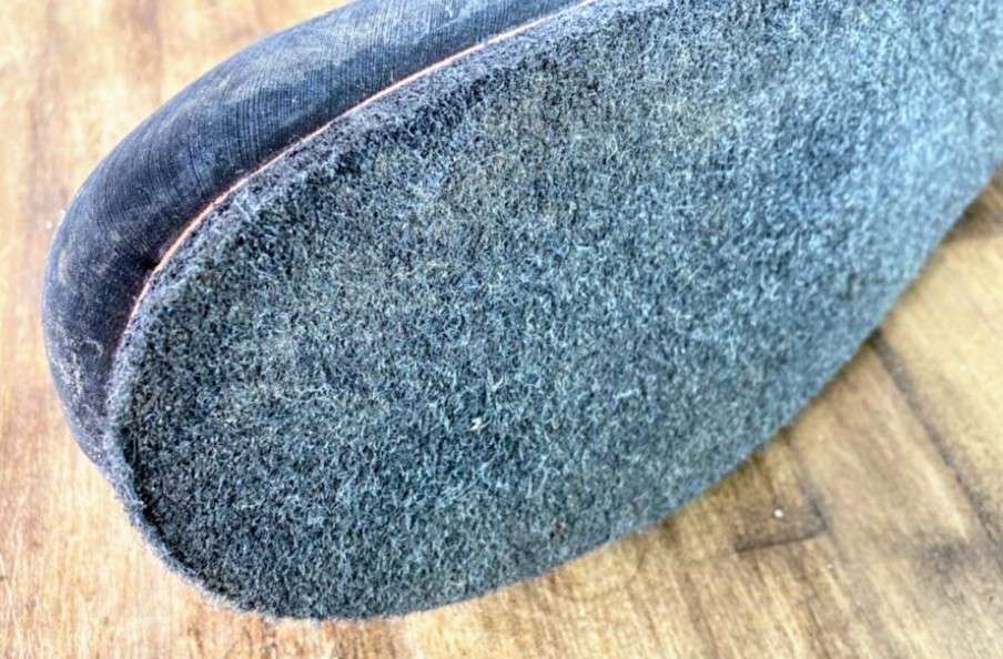 ソールにフェルトが貼られたフェルトソールは苔の生えた石の川底で威力を発揮するが磯では使えない。