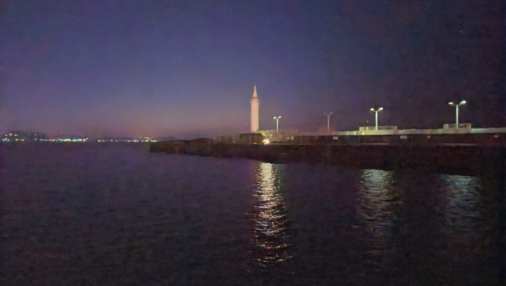 夜の湘南大堤防は、足場がよく、常夜灯があり、完全に真っ暗にはならないため、夜釣りも可能だ。