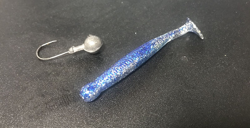 ジグヘッドとワームの2ショット。ワームは青いラメが入っている。