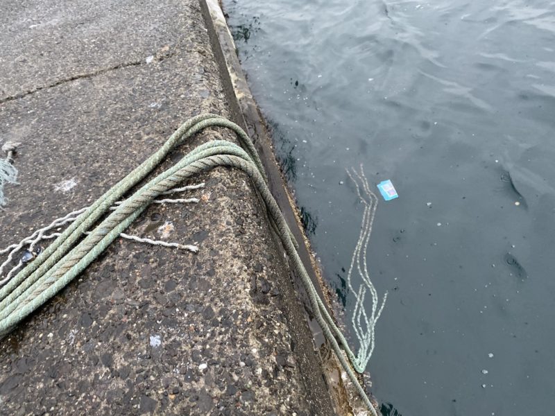 防波堤にある壁際の障害物