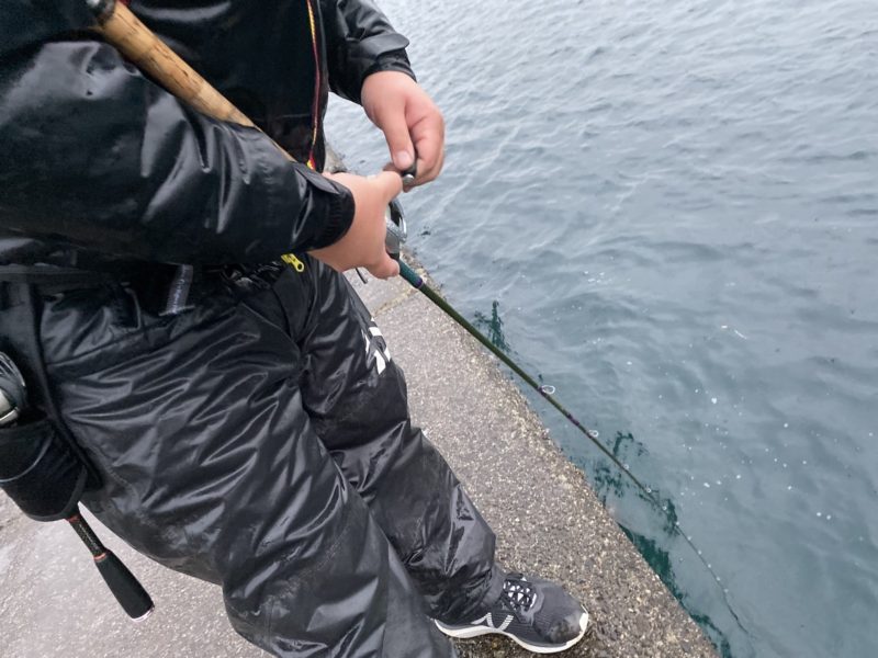 壁際を釣る玉川さん