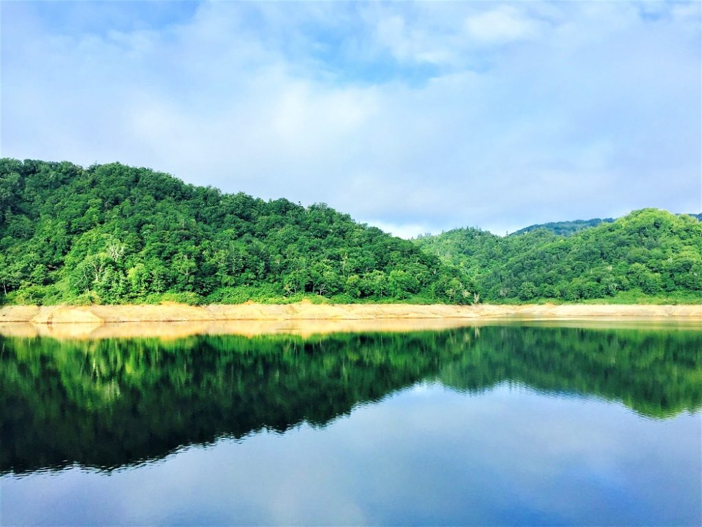 鏡面するダム湖