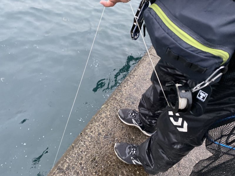 ルアー回収機を使う玉川さん