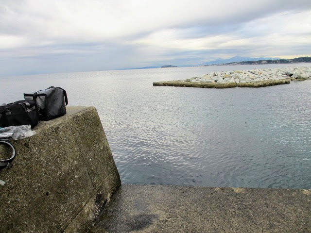 七桶堤防の先端。船道になっており、底砂が掘られており水深がある。周囲は全体が藻場となっている。