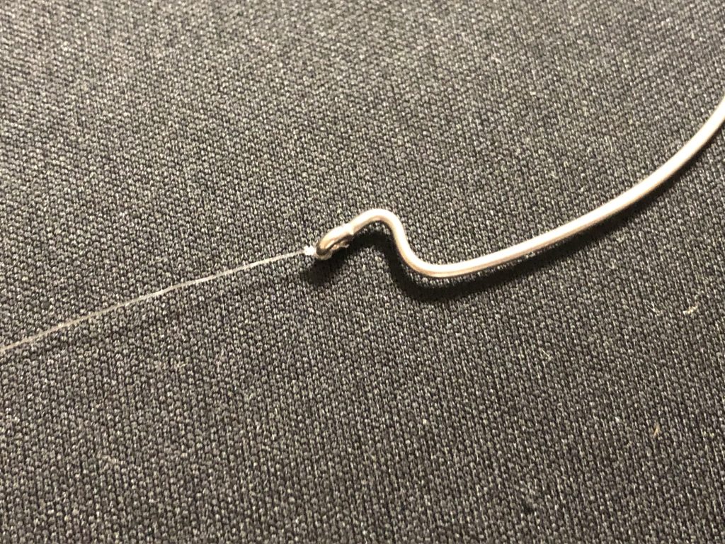 オフセットフックとラインを結ぶ写真