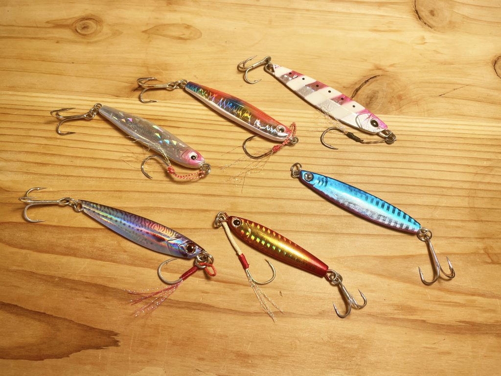 メタルジグを机に並べている。マリア・ジグパラ・ダイソージグなど合計6つのメタルジグ