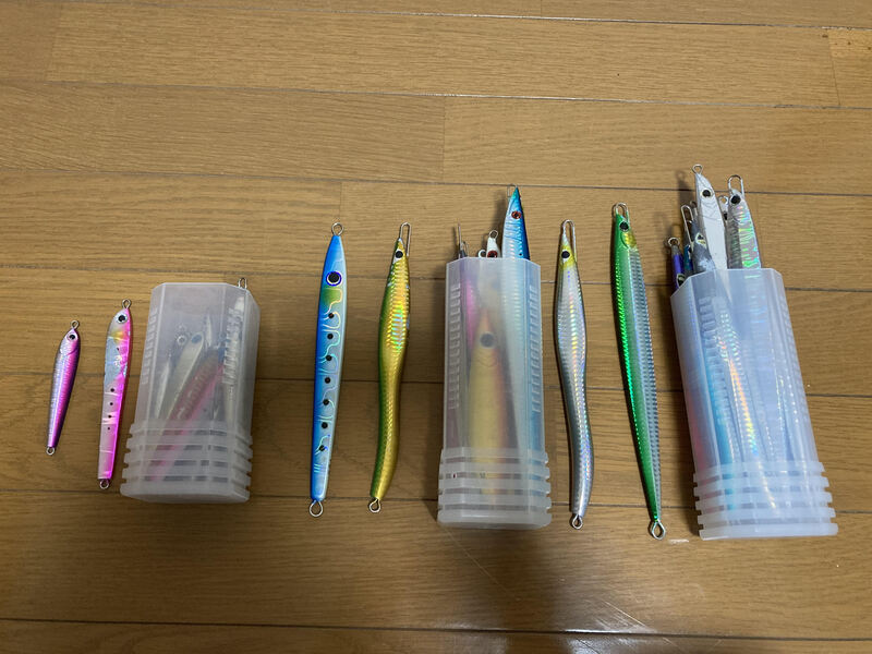 オフショアジギング用のジグセット。重さに合わせて入れ物を分けている。