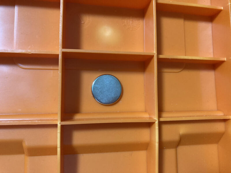 ケースの底に強力磁石を貼り付けると小物が風で飛ばされない