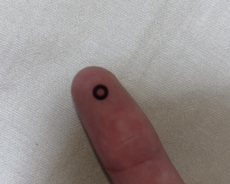 Oリングを指に置いた写真