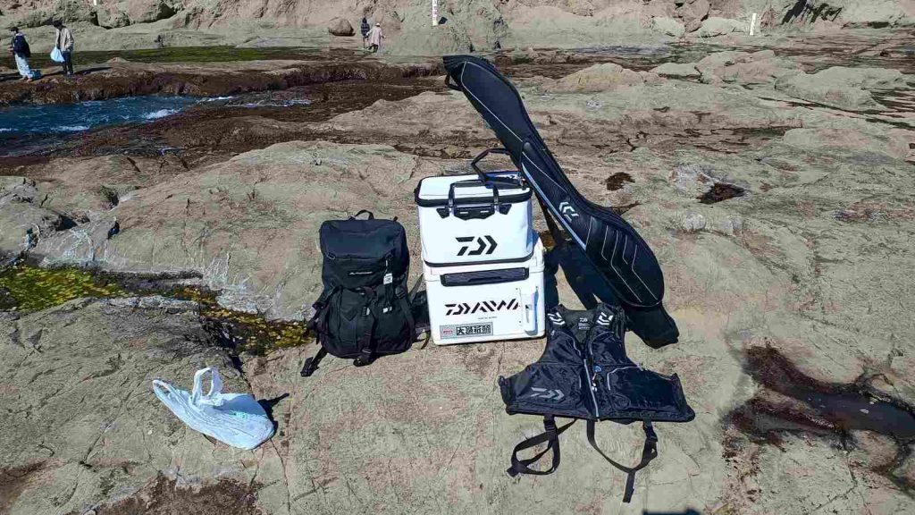地磯フカセ釣りの荷物は多い。できるだけ無駄なものは持たず、コンパクトなパッケージングを心掛ける。