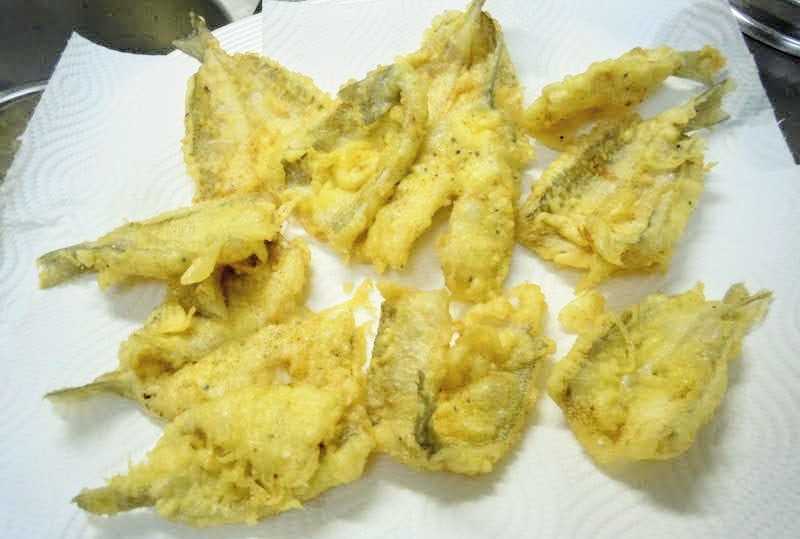 釣り上げたシロギスの天ぷら。ふっくらした身はお酒との相性も抜群。