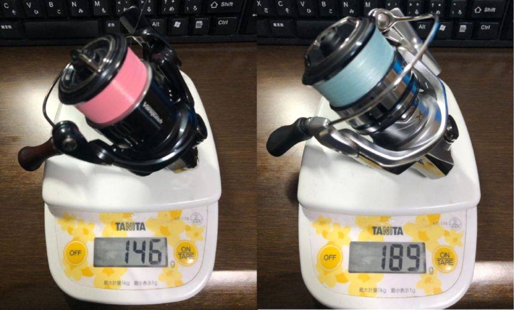 スピニングリールを測りの上に載せて計量比較をしている様子