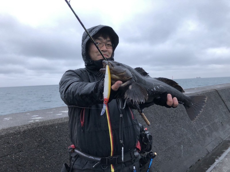 ハードルアーでアイナメを釣る玉川さん