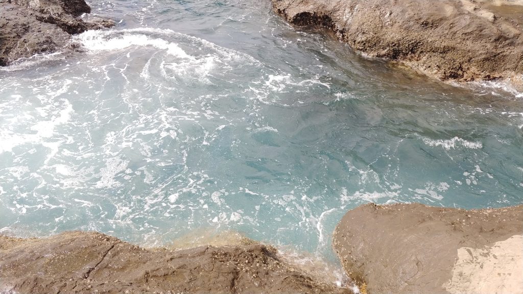 満潮時に水没し、干潮時は潮溜まりになるタイドプールも地磯穴釣りの絶好ポイント