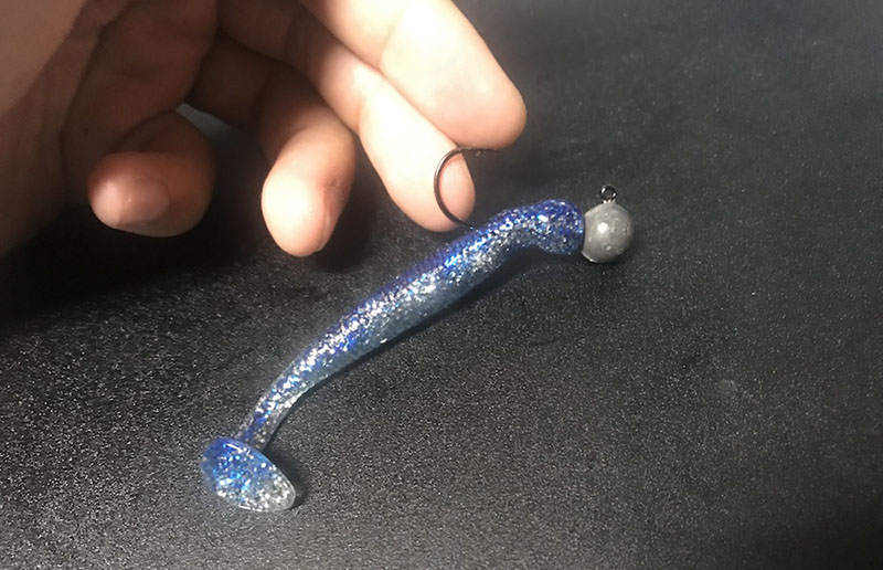 ジグヘッドがワームに曲がって刺さっているケース