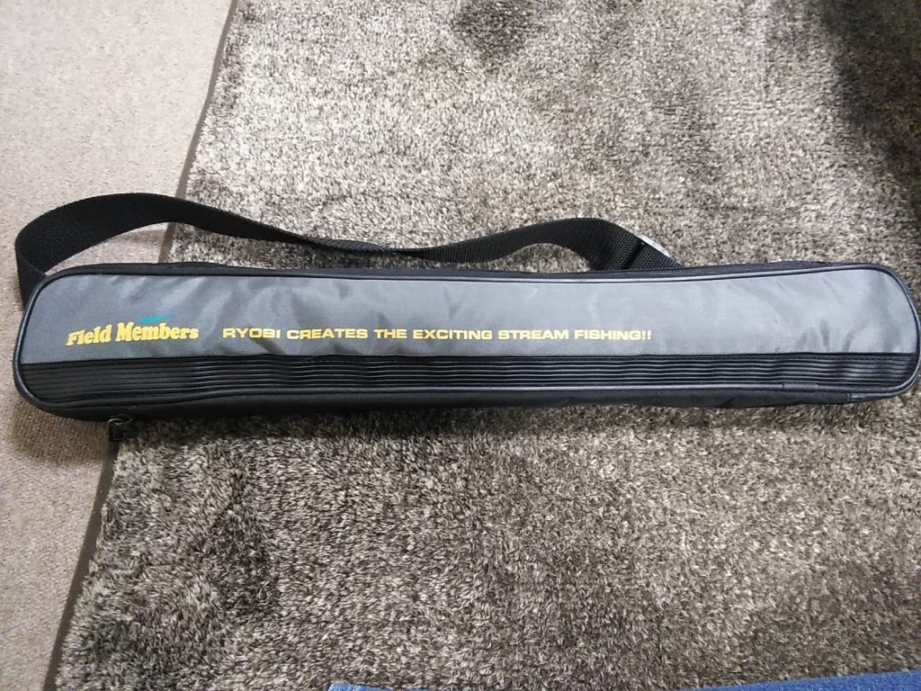 モバイルロッドケースはパックロッド、穴釣りロッドなどを収納するのに便利。