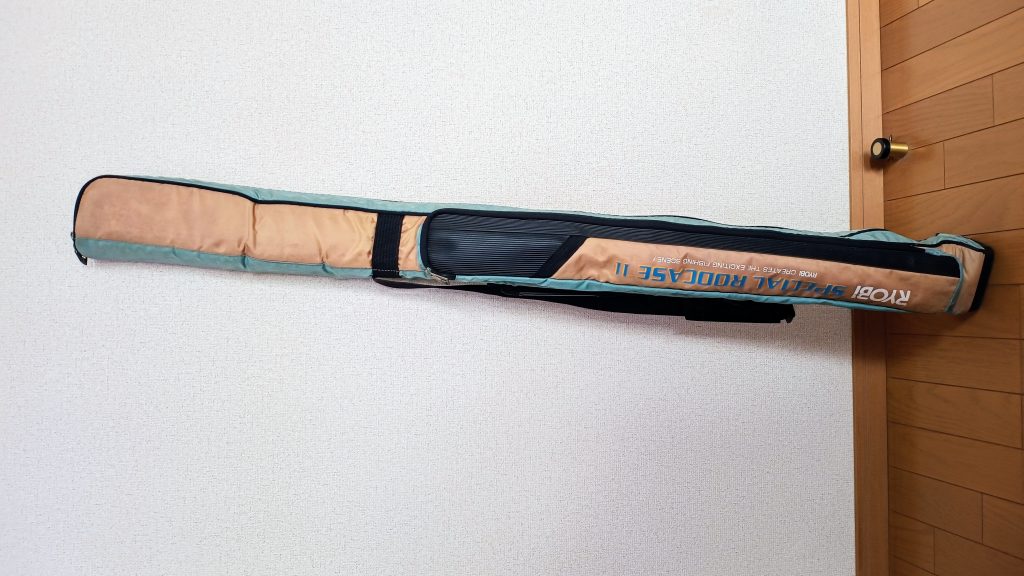 サイドポケット付きのストレートタイプのロッドケースは、ロッドのみならず、コマセ柄杓やマゼラー、掃除用ブラシなど、様々なものを一緒に収容、運搬ができるマルチに使えるタイプ。