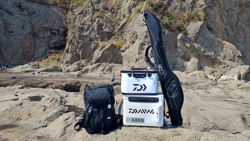 磯で釣りを行う際は、ロッドを傷つきや波被りから完全に保護できるロッドケースが必須。
