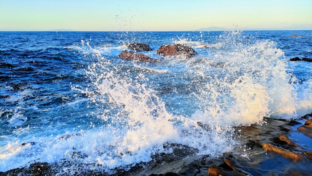 荒れ模様の江ノ島表磯。足場が低いので、ただでさえ満潮時は水没しやすいが、少しでも荒れた日は非常に危険。