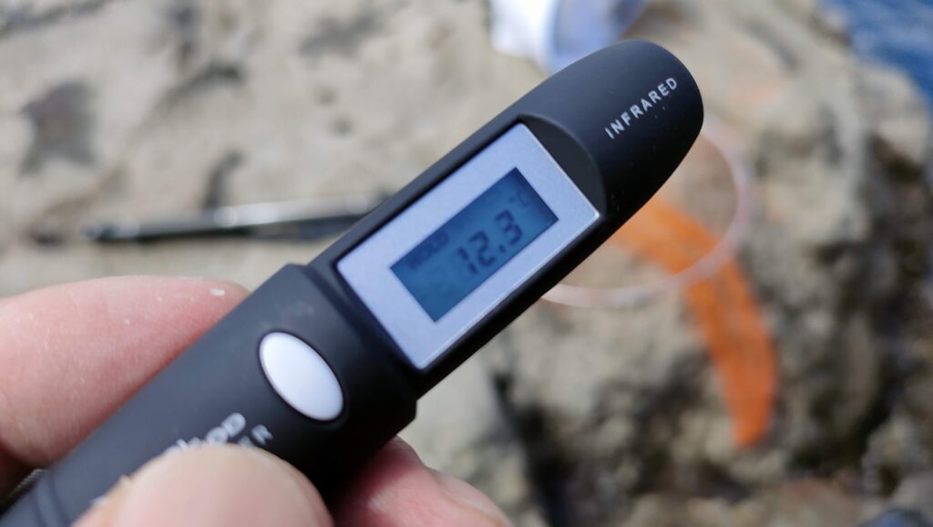 赤外線式水温計は、水に触れることなく水温を計ることができる優れモノ。釣り師はすべからく一本持っていたい。