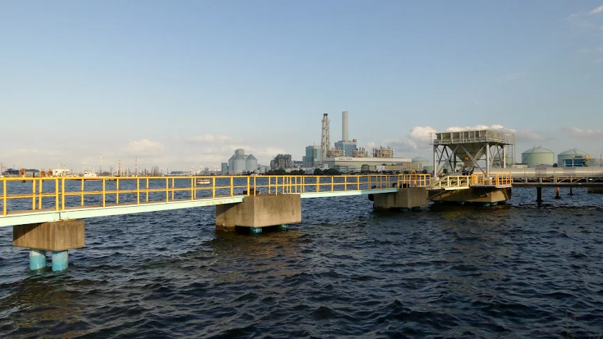 東京電力横須賀火力発電所。冬のクロダイ釣りのメッカ。