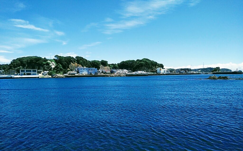 真夏の城ヶ島から花暮方面を望む。