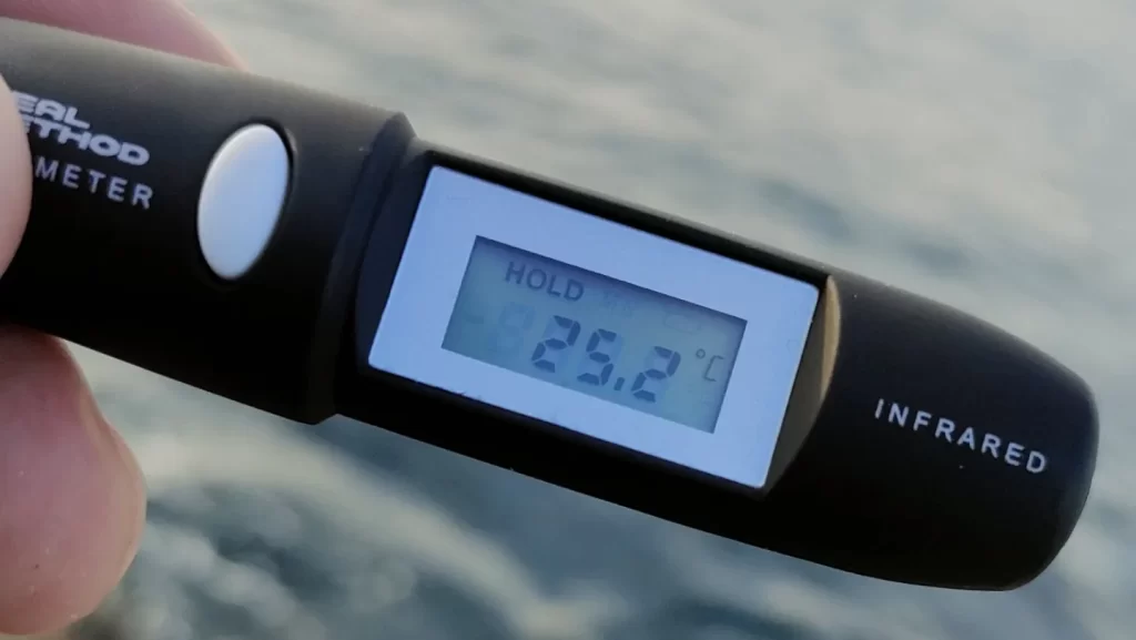 非接触式(赤外線式)水温計。非常に便利で、すべからく1本持っていたい。