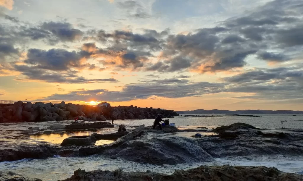 真冬の早暁の江ノ島表磯。夏と比較して太陽が昇ってくる位置がかなり北東(写真左)に移動している。