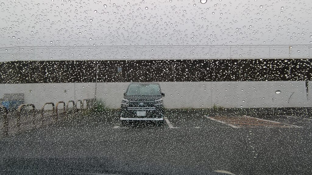 突然の雨で駐車場の車に避難(湘南港附属道路駐車場)