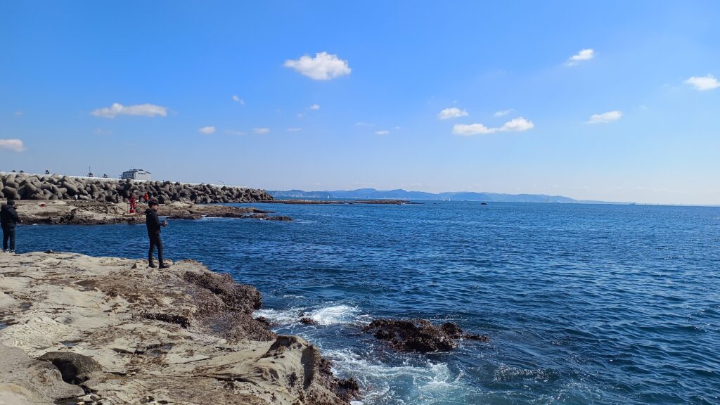 江ノ島表磯。東を望む。沖に見えるのは三浦半島。コンディションが良ければ房総半島も見ることができる。