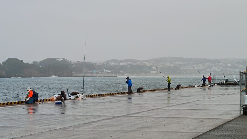 雨の湘南大堤防。春の長雨シーズンは堤防でフカセ釣りをするアングラーが多い。