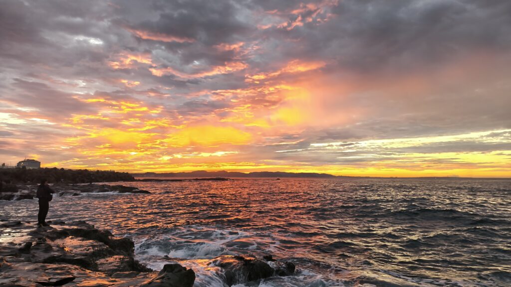 朝焼けは上空の雲が水分をたくさん含んでいて、じきに雨が降り出す合図。