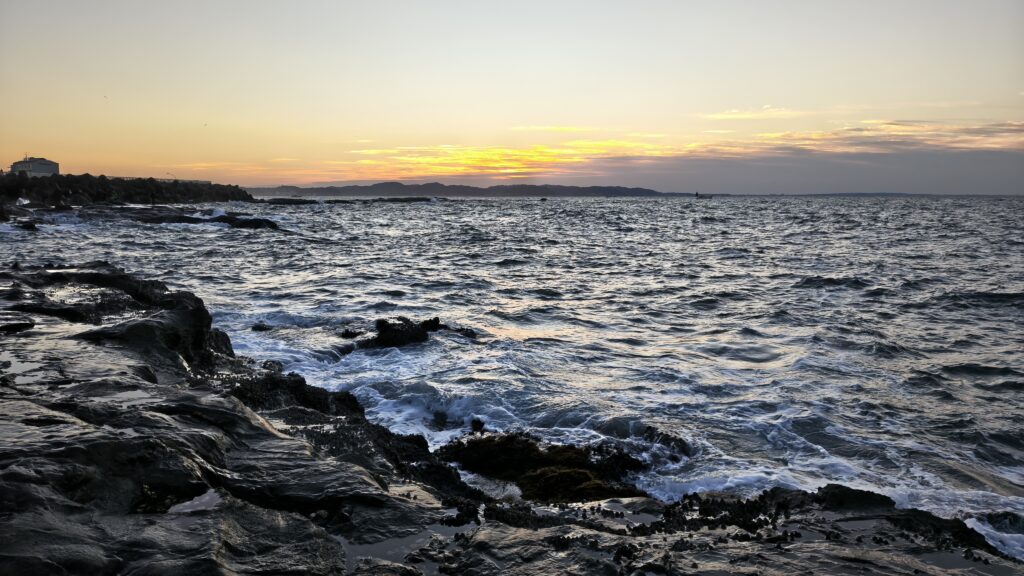 日の出が遅くなってきた江ノ島表磯。2025.11.3