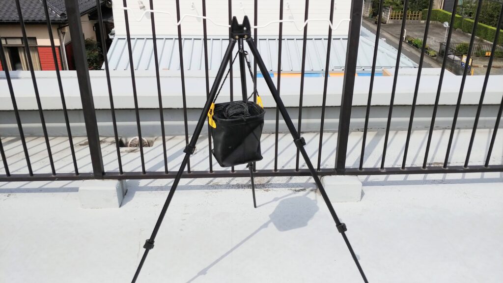 投げ釣り用三脚には、水を張ったバッカンを掛けるフックがついている。これで強風でも倒れない三脚になる。