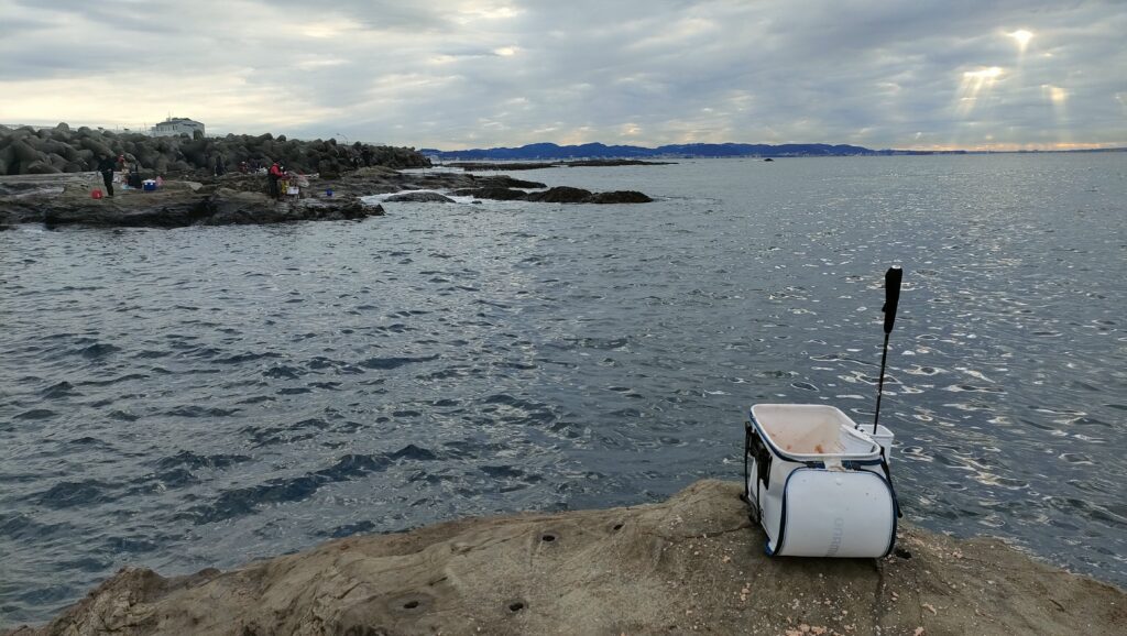 飛び散ったコマセで汚れている釣り座。納竿時に徹底的に洗い流して帰路に着こう。