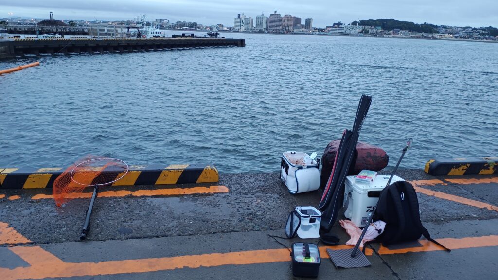 湘南大堤防でのクロダイ釣り。駐車場から近いので、多くの荷物を持ち込んでも苦ではない。